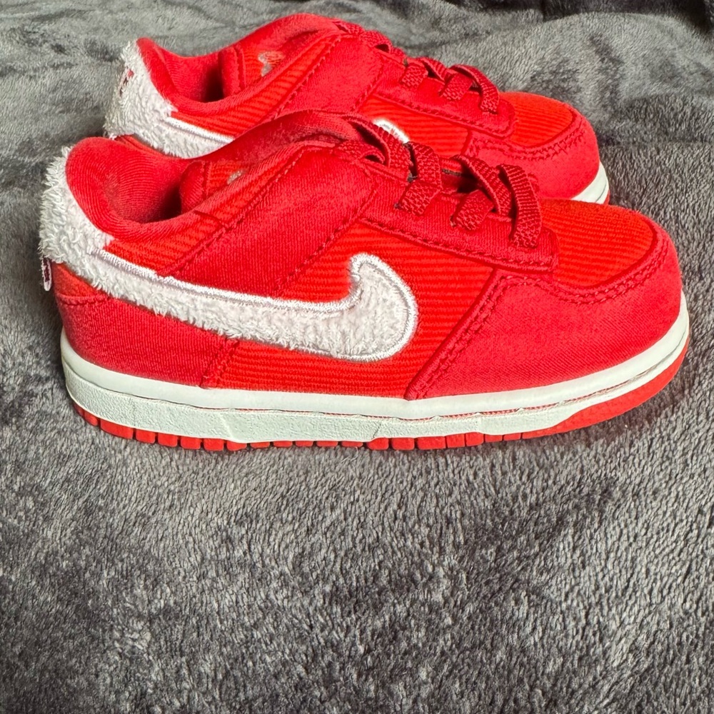 Valentine’s day Dunks 24’ Great Condition size 7c
